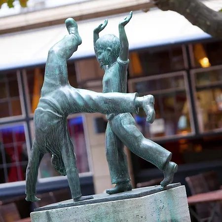 Renaissance Hotel 4*